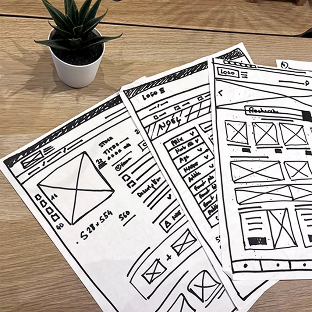 Wireframes réalisés à la main pour placer les éléments avant de les digitaliser