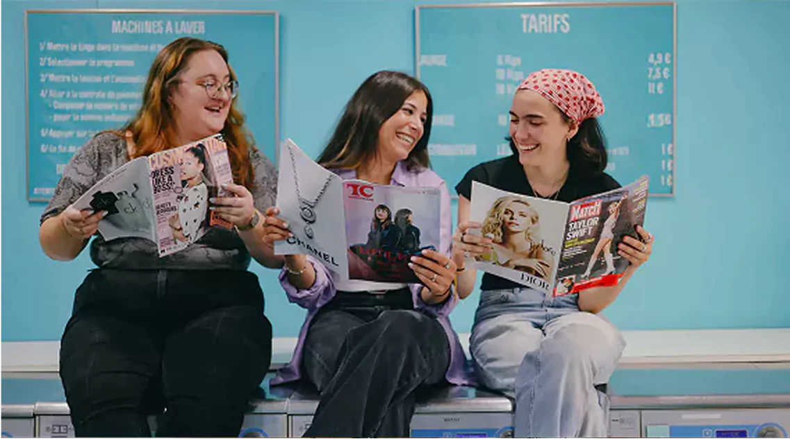 Julie Maram et Charlotte en train de lire la presse