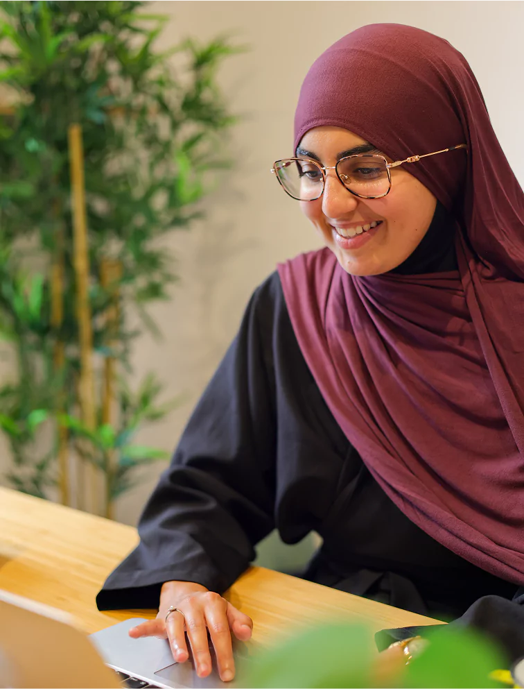Assia à son poste de travail