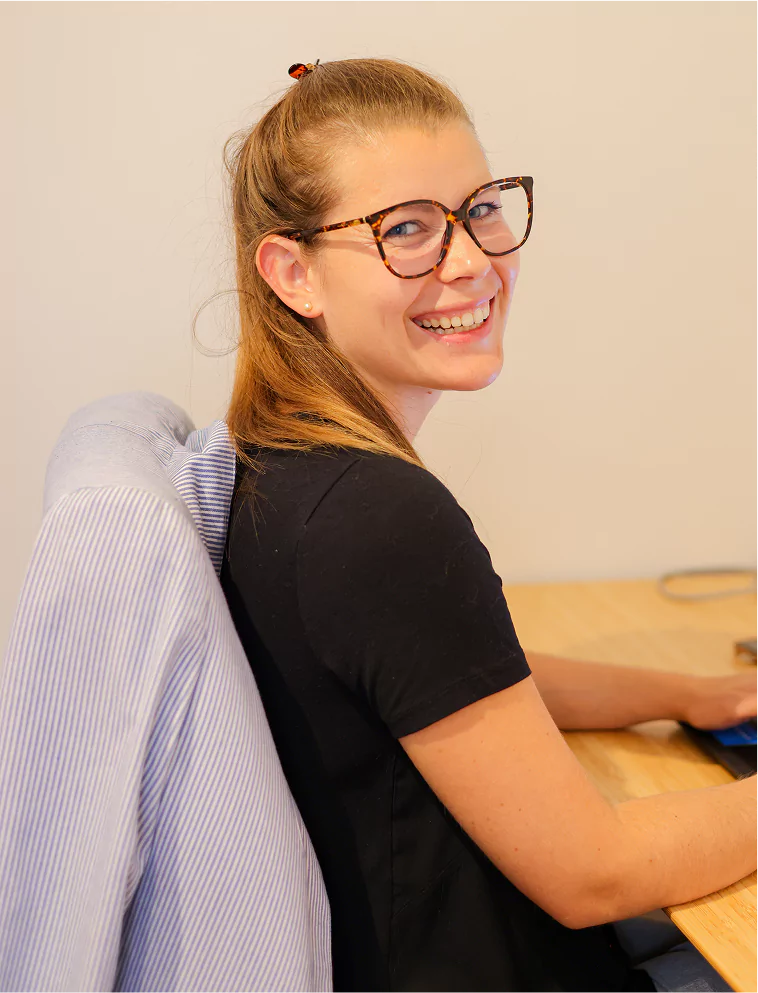 Photo de Delphine à son poste de travail