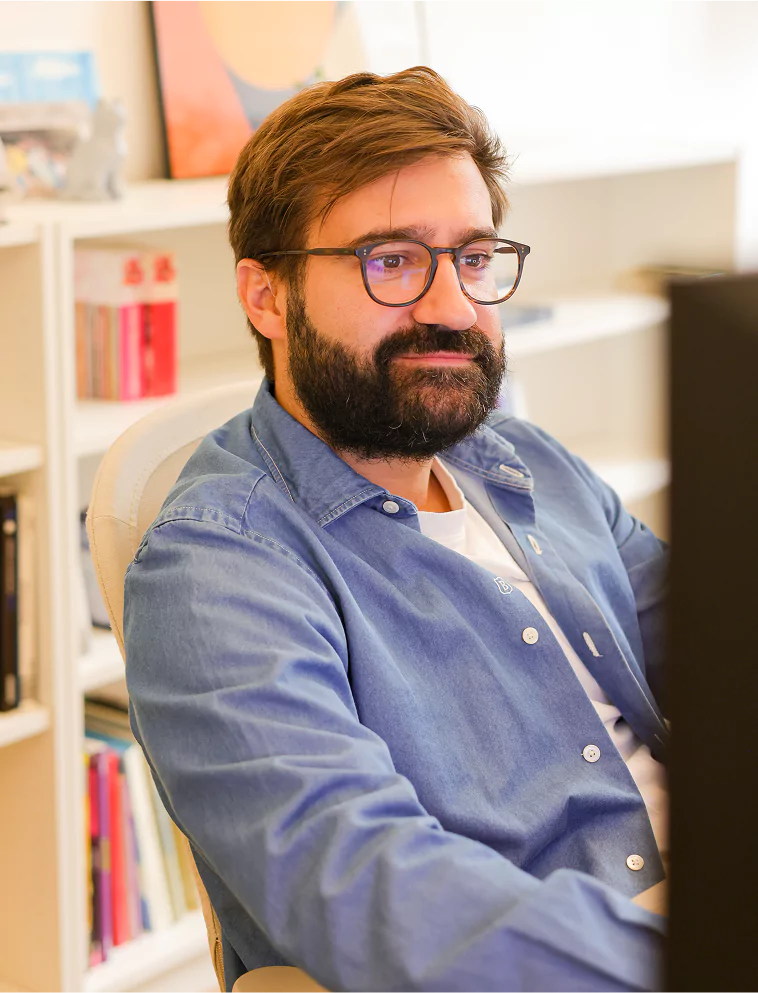 Photo de Luc à son poste de travail
