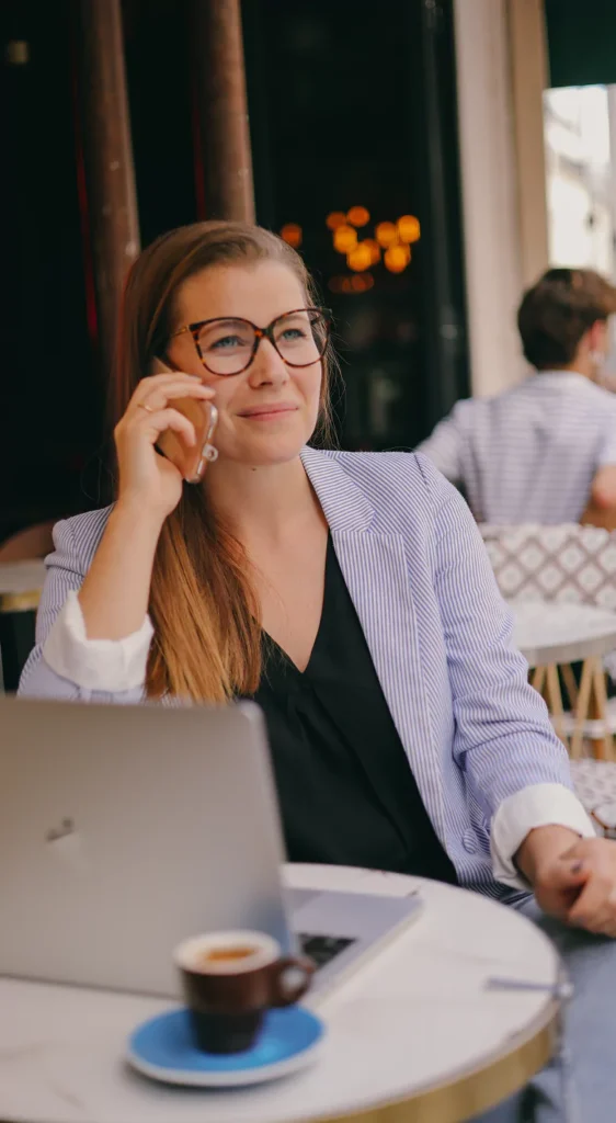 Delphine au téléphone, en terrasse d'un café