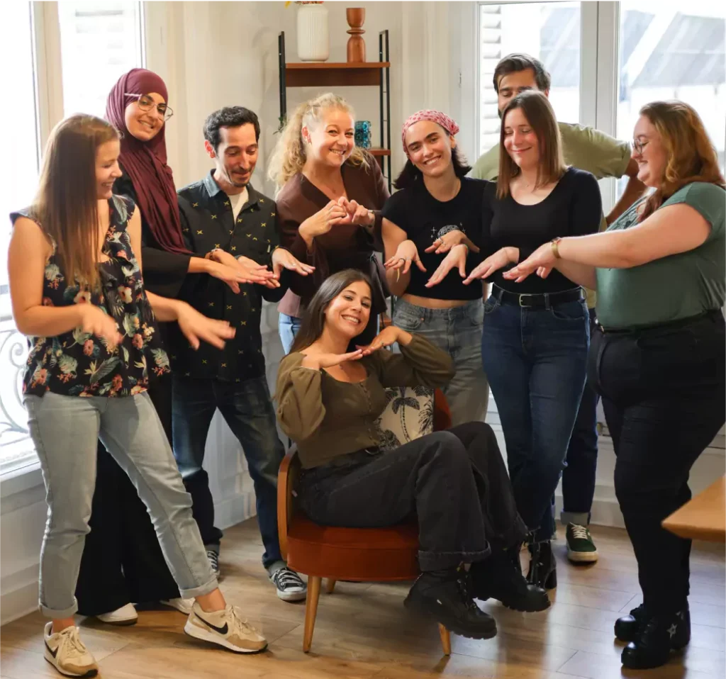 Toute l'équipe HKM est autour de Maram, l'auteur de la newsletter