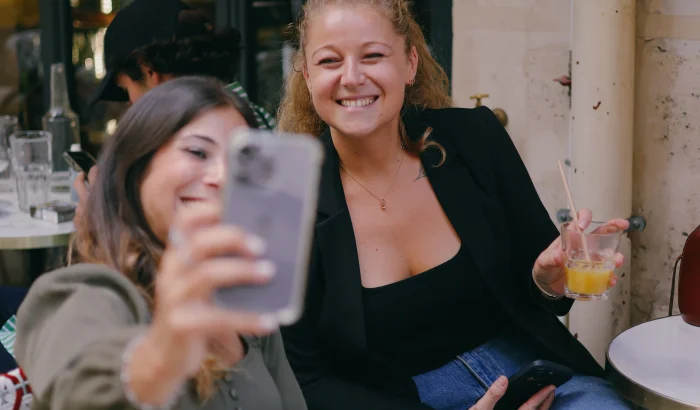 Deux femmes entrepreneures créant du contenu en terrasse