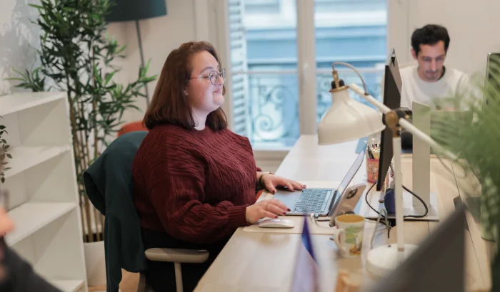 Une équipe qui travaille sur le référencement naturel Google