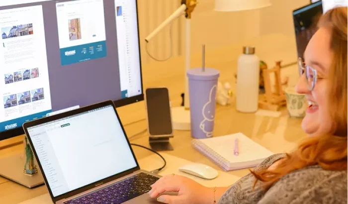 Webdesigner en train de concevoir l’interface d’un site web, illustrant le lien entre webdesign et image de marque