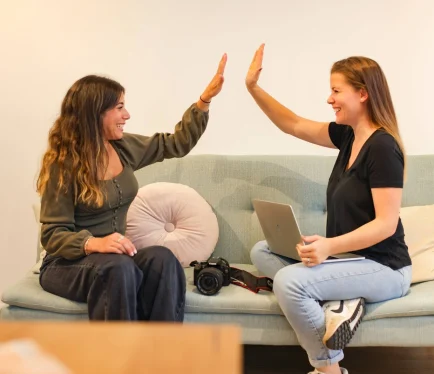 2 collègues qui se tapent dans la main en signe de victoire