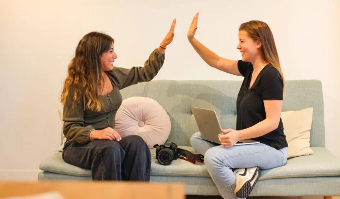 2 collègues qui se tapent dans la main en signe de victoire
